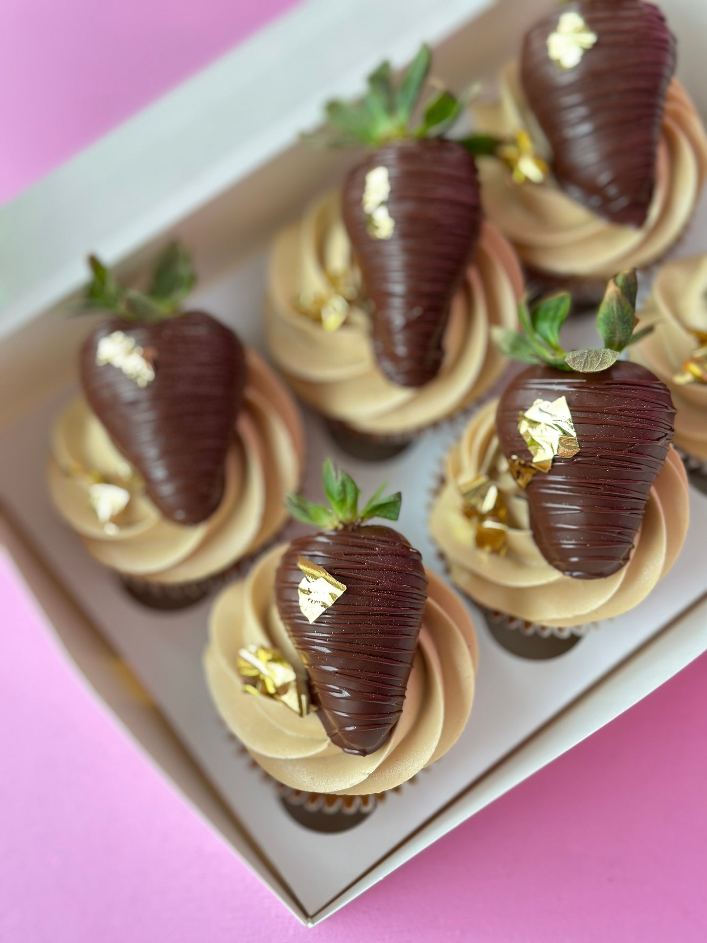 Cupcake Set with Chocolate Covered Strawberries 🍓